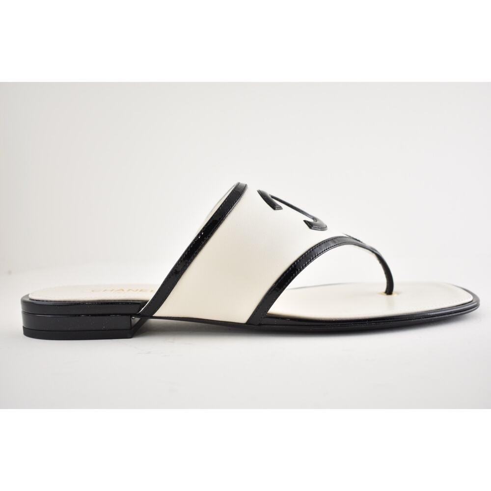 Chanel 26B White Black Patent CC Logo Thong Mule Slide Flip Flop Flat Sandal 42 - Picture 2 of 16